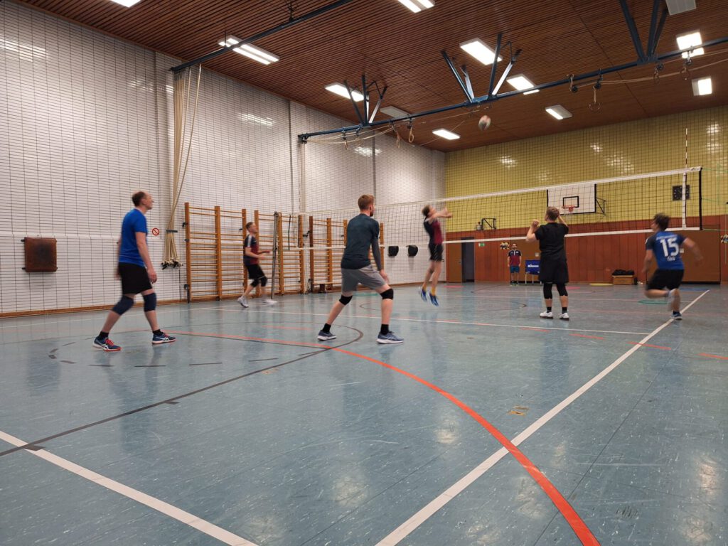 Volleyballteam bei einer Annahmeübung